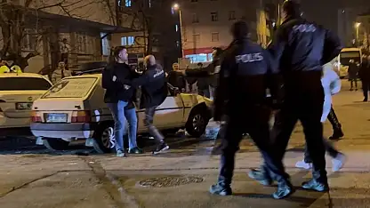 Kazada savrulan otomobil kaldırımdaki yayalara çarptı: 4 yaralı