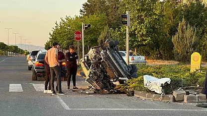 Otomobille çarpışan hafif ticari araç hurdaya döndü: 4 yaralı