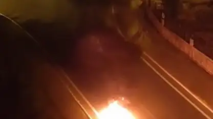 Seyir halindeki motosiklet alev alev yandı