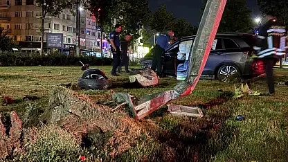 Virajı alamayan SUV tarzı araç aydınlatma direğini yerinden söktü: 1 yaralı