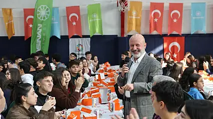Başkan Çolakbayrakdar: 'Güçlü Türkiye'nin temeli donanımlı gençliktir'