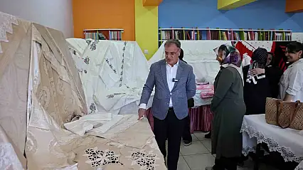 Başkan Özdoğan, el emeği göz nuru eserleri inceledi