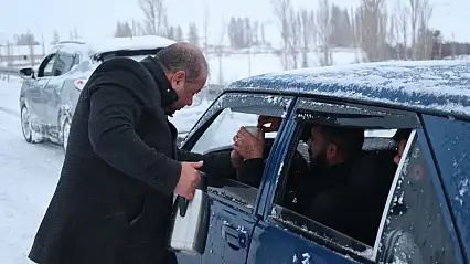 Bünyan Belediyesi kar mesaisindekilerin içini ısıttı