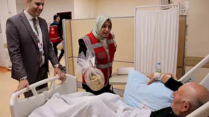 Devlet Hastanesi'nde hastaların yüzünü güldüren ziyaret