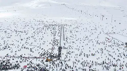 Erciyes'te hafta sonu pistler kayakçılarla doldu