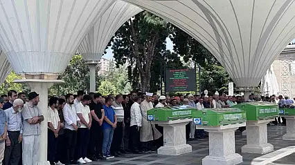 Feci kazada hayatını kaybeden aile yan yana toprağa verildi