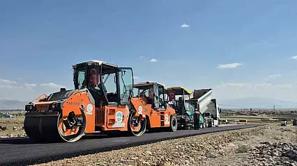 Kayseri Büyükşehir, Develi'de sıcak asfalt çalışmalarına başladı