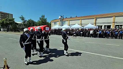 Merhum polis babasını asker selamı ile uğurladı