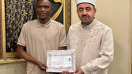 Müslüman olan Zambiyalı Singoma Musa ismini aldı