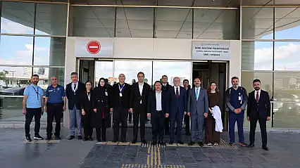 Vali Çiçek'ten hastanede tedavi gören vatandaşlara bayram ziyareti