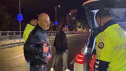 Alkollü sürücü 'burada çevirme olmaz' dedi, yoldan geçen araçları durdurmaya çalıştı