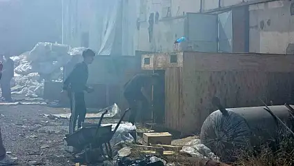 Atık madde yangınında güvercinleri korudular