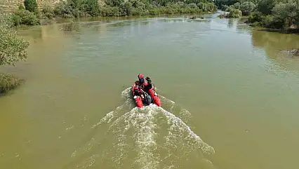 Çocuğunu kurtarmak için suya giren babayı arama çalışmaları devam ediyor