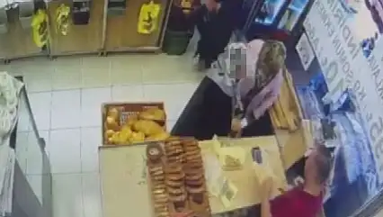 Dikkati dağılan kadının cüzdanını kaşla göz arasında çaldı