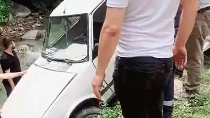 Direksiyon hakimiyeti kaybolan otomobil şarampole uçtu
