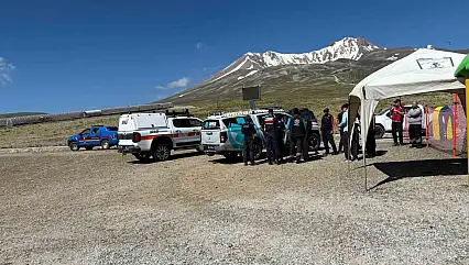 Erciyes'te rahatsızlanarak mahsur kalan 3 kişi kurtarıldı
