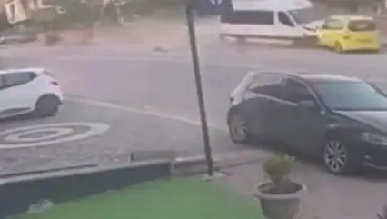 Freni patlayan minibüs taksiyi önüne kattı, direğe çarparak durabildi: 1 yaralı