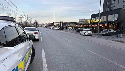 İki otomobil ve tramvayın karıştığı kazada 2 kişi yaralandı