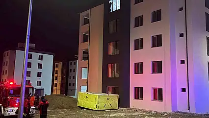 İnşaatın çatısına çıkan şahsı polis ikna etti