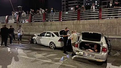 Kayseri'de 3 otomobilin karıştığı kazada 2 sürücü yaralandı