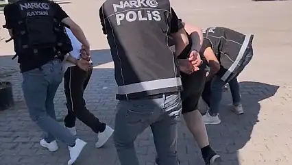 Kayseri'de aracın bagajından 4 bin 458 adet uyuşturucu hap ele geçirildi: 3 tutuklama