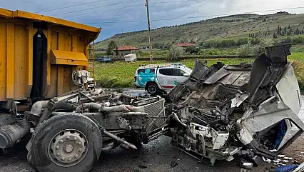 Kayseri'de hafriyat kamyonu ile lokomotif çarpıştı: 2 yaralı