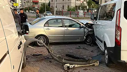 Kayseri'de otomobil park halindeki 2 araca çarptı