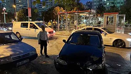 Kayseri'de otomobil tramvay durağına çarptı: 1 yaralı