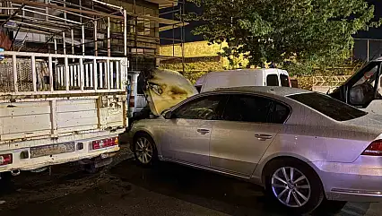 Kayseri'de yolda arızalanan otomobil sanayide alev aldı