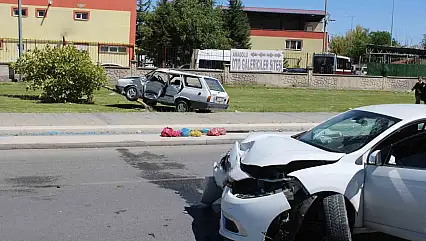 Kaza yapan otomobil ağacı kırarak üzerine çıktı: 2 yaralı