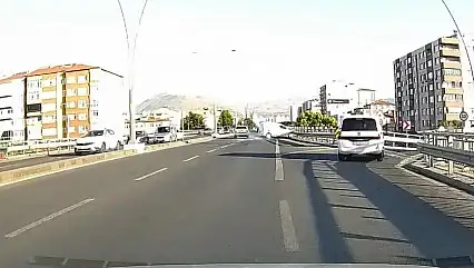 Kontrolden çıkan araç bariyerlere çarptı: Kaza anı kamerada