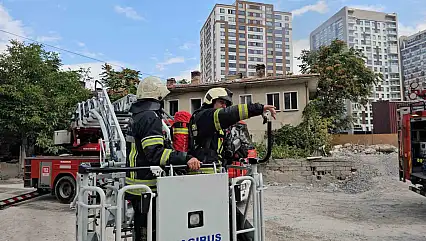 Metruk evin çatısında çıkan yangını itfaiye söndürdü