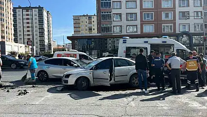 Otomobiller çarpıştı: 2 yaralı