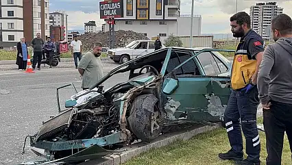 Refüje çıkan otomobil hurdaya döndü: 1'i ağır 4 yaralı