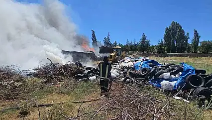 Tomarza'da lastik yangını ekiplerin hızlı müdahalesi ile söndürüldü