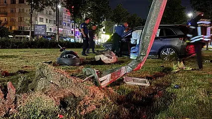 Virajı alamayan SUV tarzı araç aydınlatma direğini yerinden söktü: 1 yaralı
