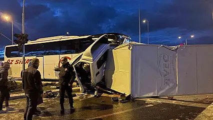 Yolcu otobüsü ile kamyonet çarpıştı: 5 yaralı