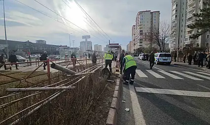 Araç refüjde bekleyen yayaların arasına daldı: 3 yaralı