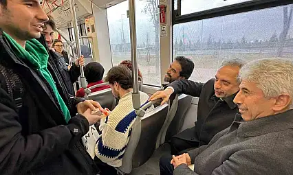 Başkan Yalçın meclis toplantısına tramvayla gitti