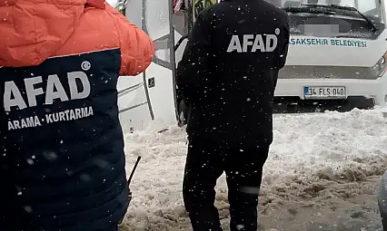 Cenaze taşıyan minibüs devrildi: 22 yaralı