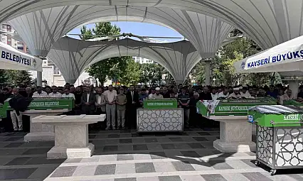 Düğün konvoyundaki kazada hayatını kaybeden genç kadın toprağa verildi