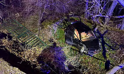 Ehliyetsiz sürücü 5 metrelik bahçe duvarından uçtu: 1 yaralı