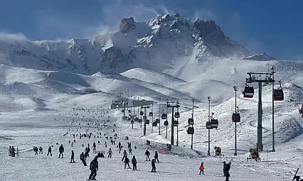 Erciyes'te hafta sonu pistler kayak severlerle doldu
