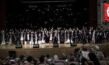 ERÜ Diş Hekimliği Fakültesi 16. dönem mezunlarını verdi