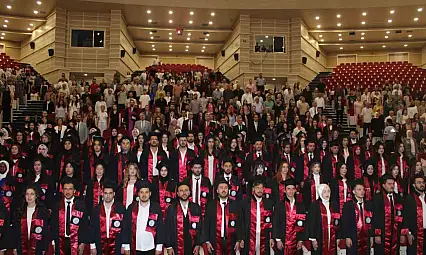 Genç eczacıların mezuniyet sevinci