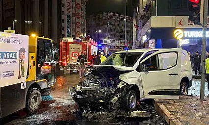 Hafif ticari araç ile otomobil çarpıştı: 2 yaralı