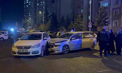 İki otomobil çarpıştı: 1 yaralı