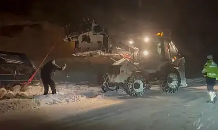 Kara saplanan otomobildeki 3 kişi kurtarıldı