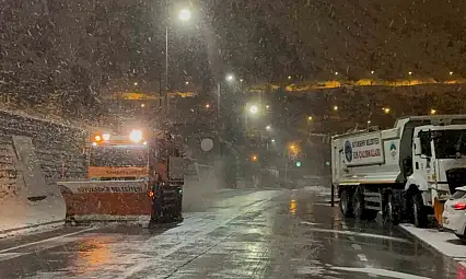Kayseri'de gece saatlerinde başlayan kar yağışı kenti beyaza bürüdü
