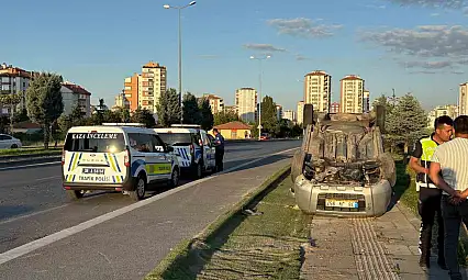 Kayseri'de hafif ticari araç takla attı: 1 yaralı